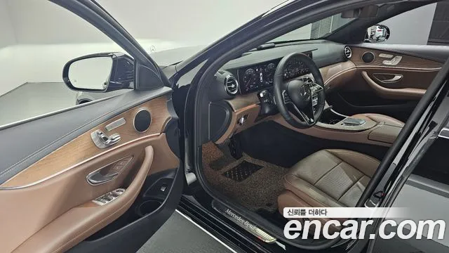 Mercedes-Benz E-Class 2023 — фото 11