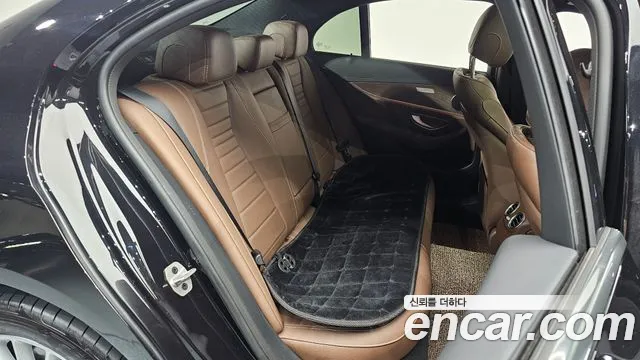 Mercedes-Benz E-Class 2023 — фото 12