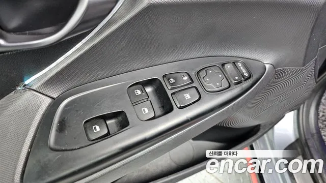 Hyundai Veloster 2019 — фото 18