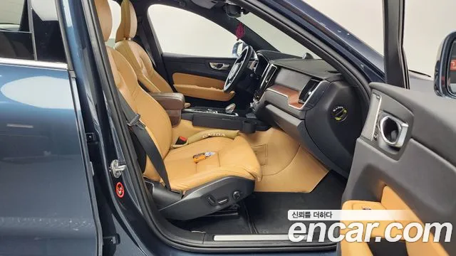 Volvo XC60 2025 — фото 11