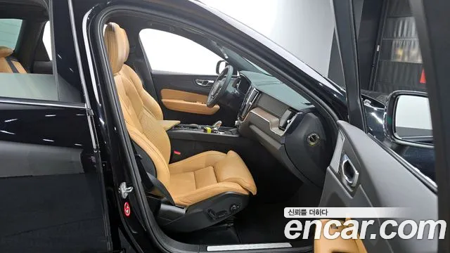 Volvo XC60 2022 — фото 10