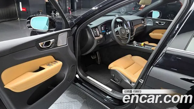 Volvo XC60 2022 — фото 11
