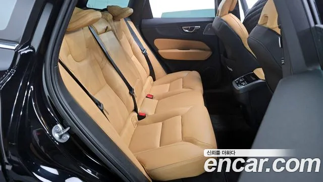 Volvo XC60 2022 — фото 12