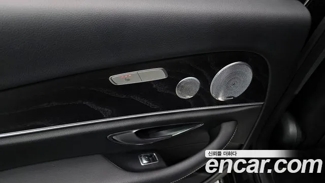 Mercedes-Benz E-Class 2019 — фото 17