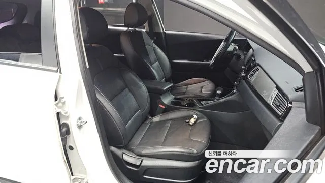 Kia Niro 2017 — фото 10