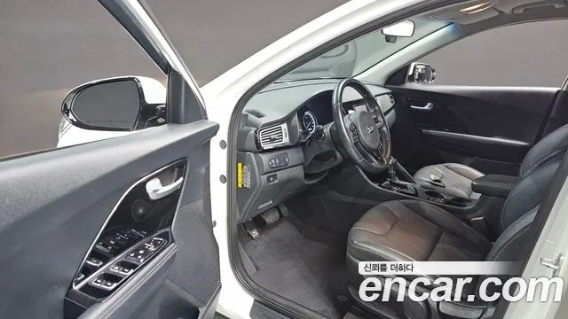 Kia Niro 2017 — фото 11