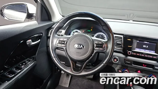 Kia Niro 2017 — фото 13