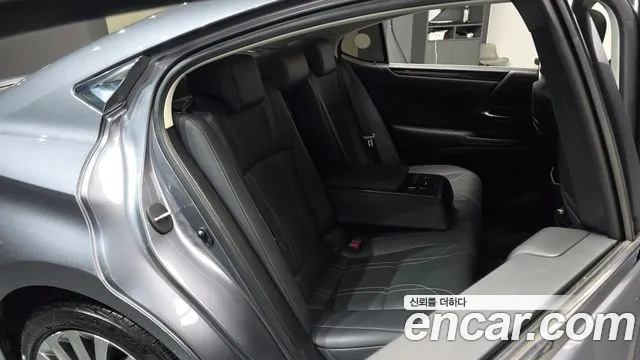 Lexus ES 2020 — фото 11