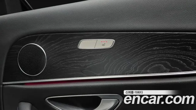 Mercedes-Benz E-Class 2017 — фото 20