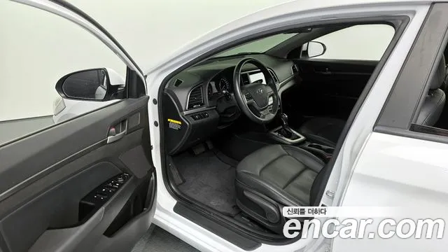 Hyundai AVANTE 2017 — фото 10