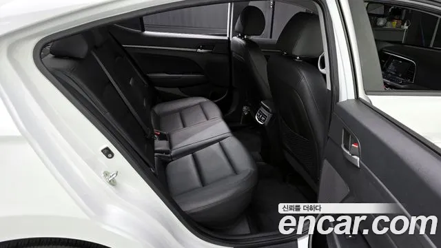 Hyundai AVANTE 2017 — фото 18