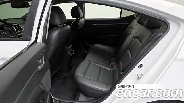Hyundai AVANTE 2017 — фото 19