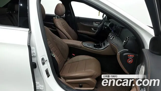 Mercedes-Benz E-Class 2023 — фото 11