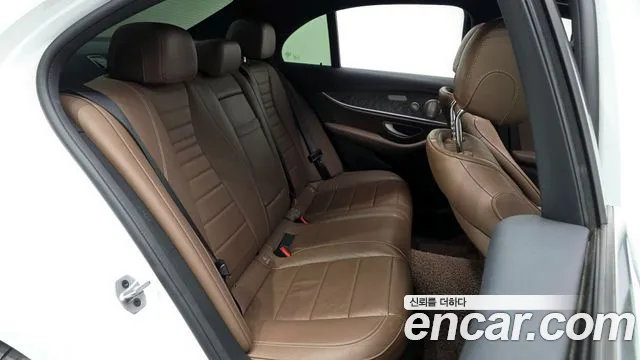 Mercedes-Benz E-Class 2023 — фото 12