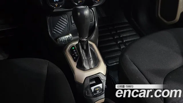 Jeep Renegade 2016 — фото 9