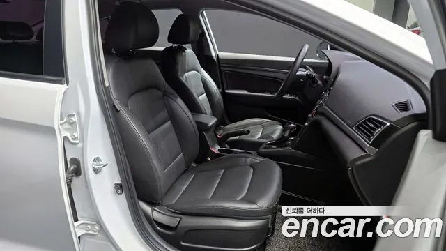 Hyundai AVANTE 2018 — фото 10