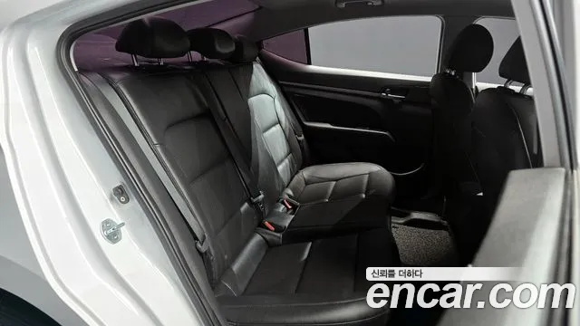 Hyundai AVANTE 2018 — фото 12
