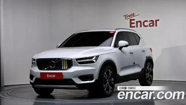 Volvo XC40 2021 — фото 1