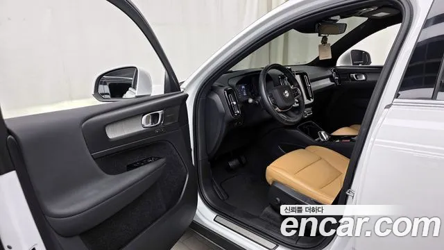 Volvo XC40 2021 — фото 10