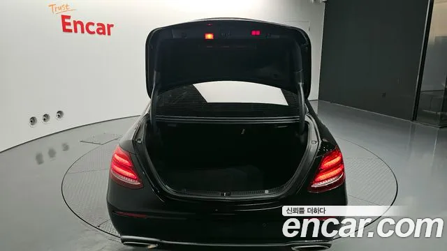 Mercedes-Benz E-Class 2017 — фото 20