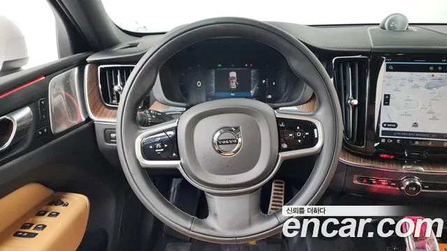 Volvo XC60 2022 — фото 13