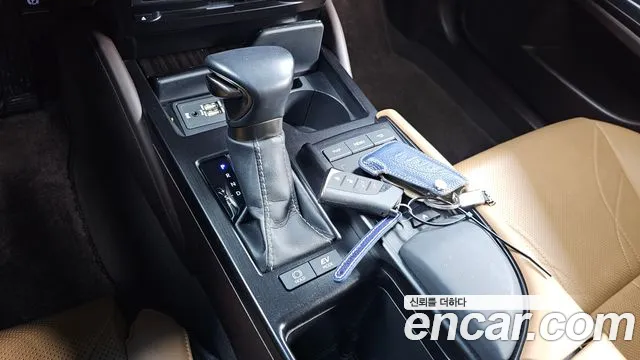 Lexus ES 2020 — фото 9