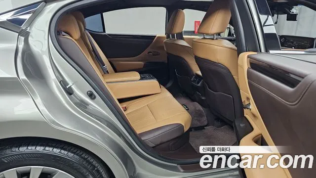 Lexus ES 2020 — фото 12