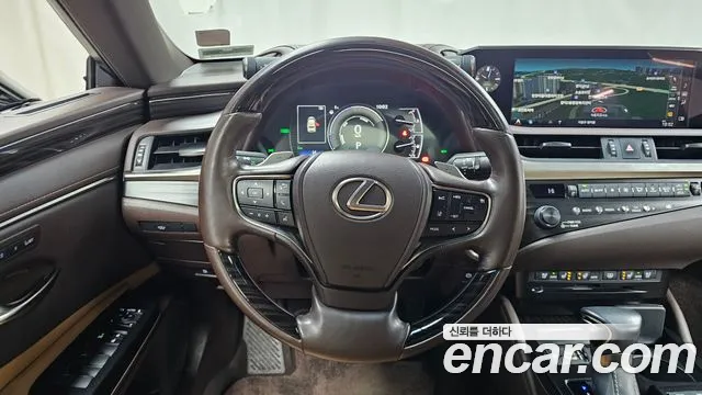 Lexus ES 2020 — фото 13