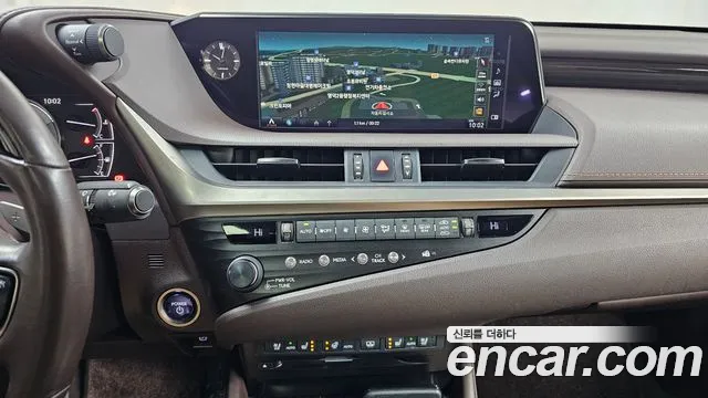 Lexus ES 2020 — фото 17