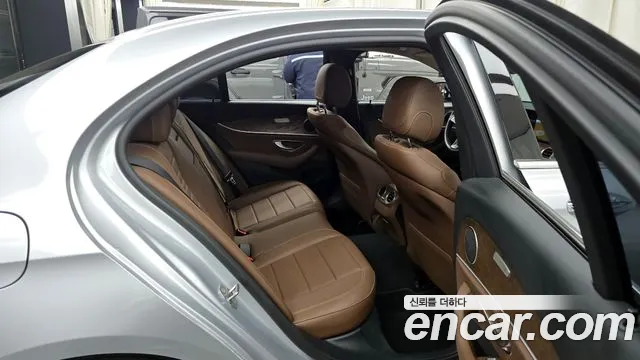 Mercedes-Benz E-Class 2018 — фото 12