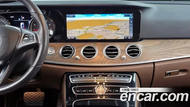 Mercedes-Benz E-Class 2018 — фото 14