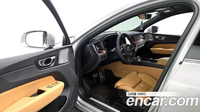 Volvo XC60 2023 — фото 10