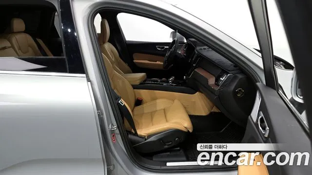 Volvo XC60 2023 — фото 11