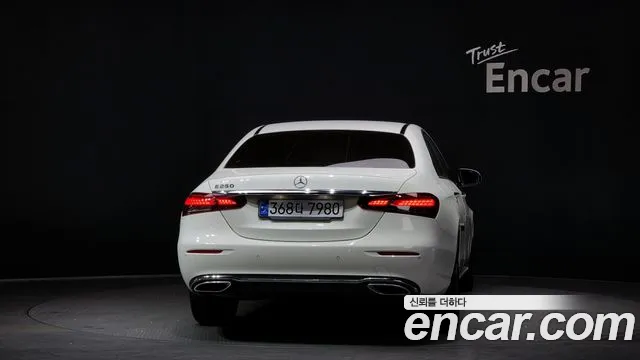 Mercedes-Benz E-Class 2022 — фото 4