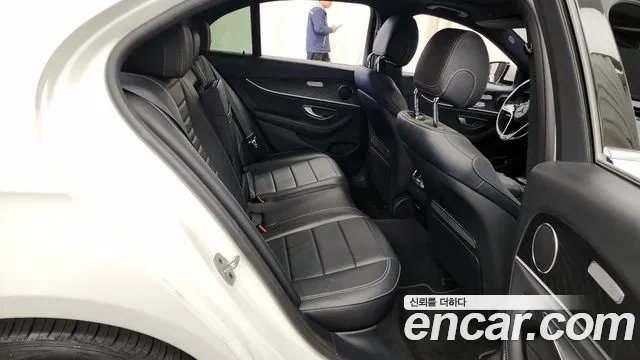 Mercedes-Benz E-Class 2022 — фото 12