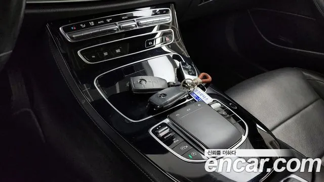 Mercedes-Benz E-Class 2022 — фото 18