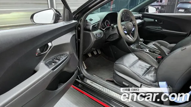 Hyundai Veloster 2022 — фото 11