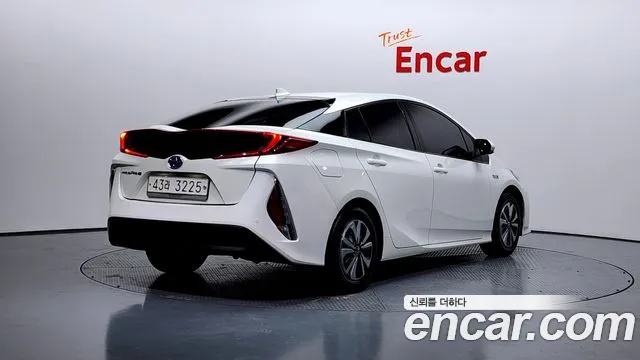 Toyota Prius 2017 — фото 2