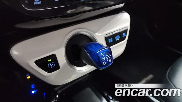 Toyota Prius 2017 — фото 9