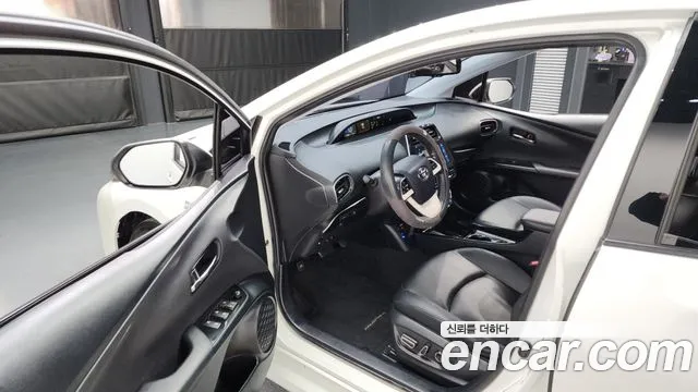 Toyota Prius 2017 — фото 10