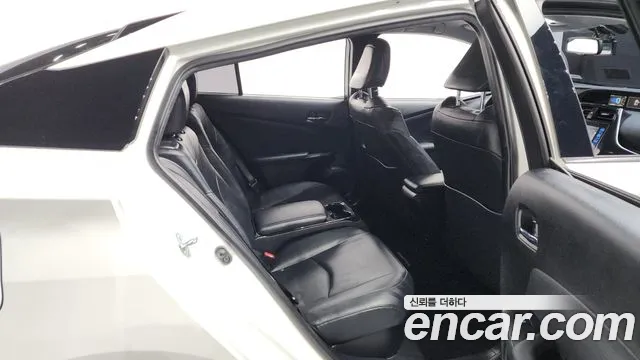 Toyota Prius 2017 — фото 12