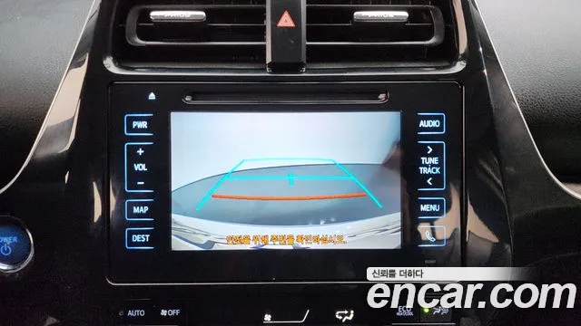 Toyota Prius 2017 — фото 15