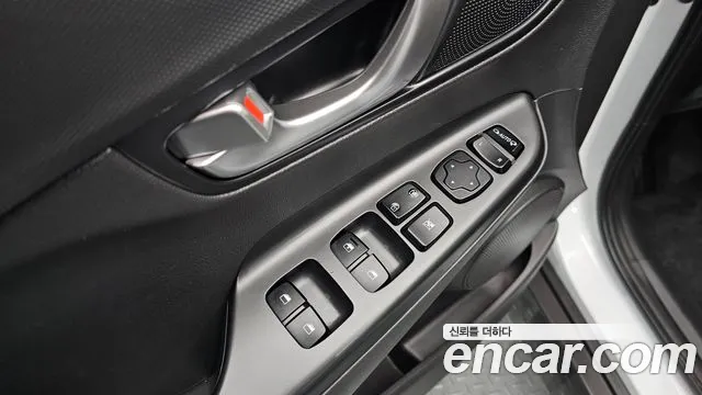 Hyundai Kona 2023 — фото 12