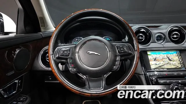 Jaguar XJ 2015 — фото 13