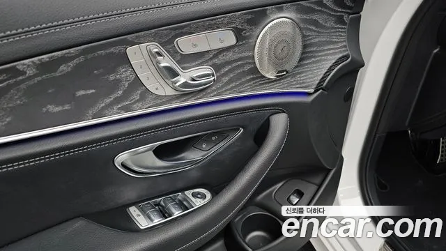 Mercedes-Benz E-Class 2022 — фото 17