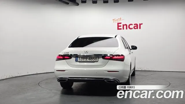 Mercedes-Benz E-Class 2022 — фото 4