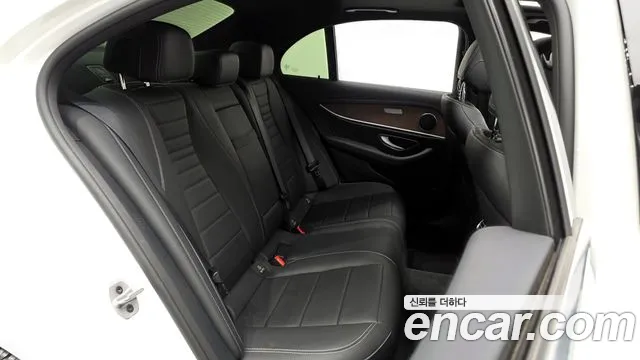 Mercedes-Benz E-Class 2022 — фото 12