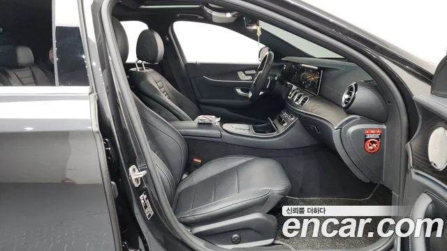 Mercedes-Benz E-Class 2022 — фото 11