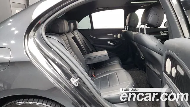 Mercedes-Benz E-Class 2022 — фото 12