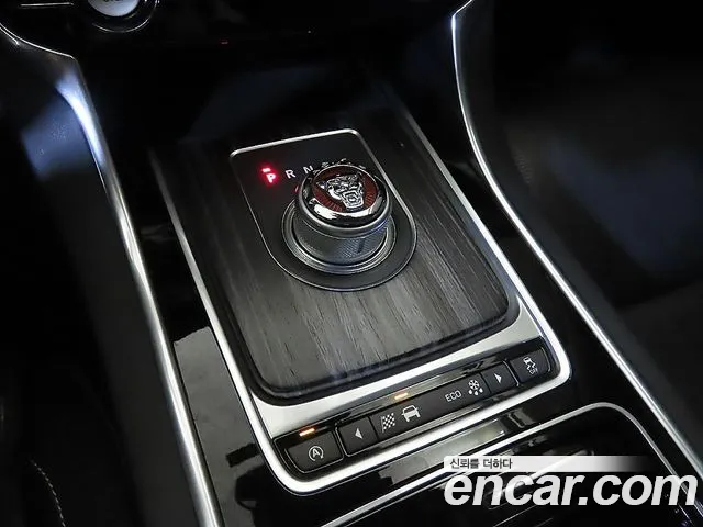 Jaguar XF 2016 — фото 12